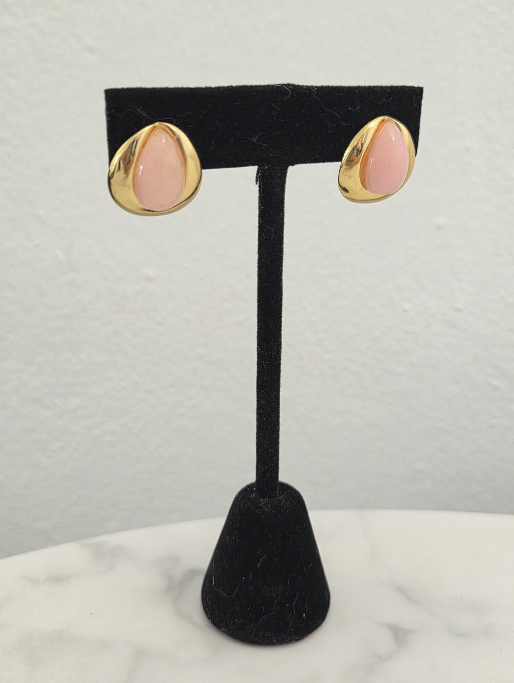 Gold Tone Pink Teardrop Statement Stud Earrings Modern Retro Jewelry - Picture 12 of 15